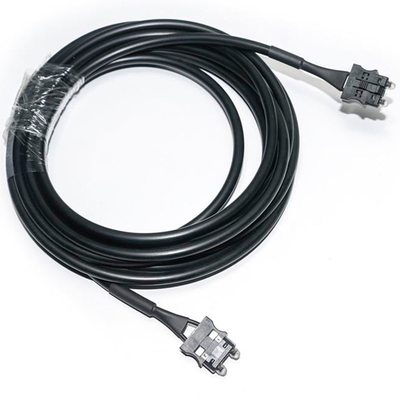 180dB/Km 装置テスト、機械コネクターのサーボ システムのためのサーボ光ファイバー ケーブル OD4.0 黒ケーブル
