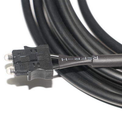 180dB/Km 装置テスト、機械コネクターのサーボ システムのためのサーボ光ファイバー ケーブル OD4.0 黒ケーブル